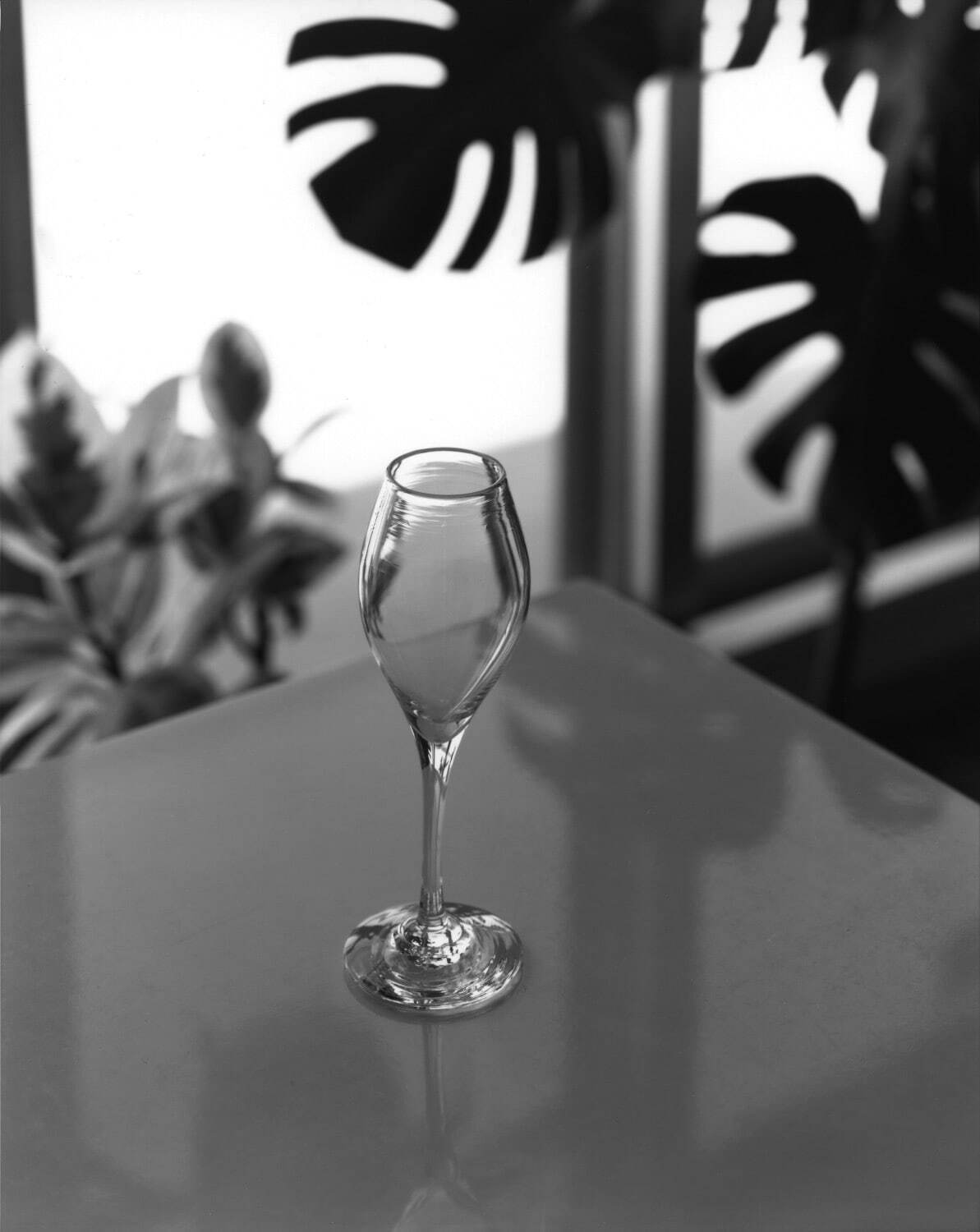 三部正博 《木村彩子のアトリエに佇むガラス食器》 2021年