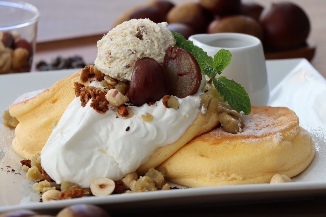 モンブラン｜幸せのパンケーキ「和栗のキャラメルマキアートパンケーキ」コーヒー＆ナッツで大人の味わいに
