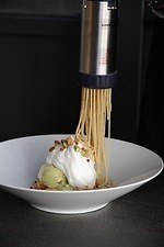 幸せのパンケーキ「和栗のキャラメルマキアートパンケーキ」コーヒー＆ナッツで大人の味わいに｜写真4