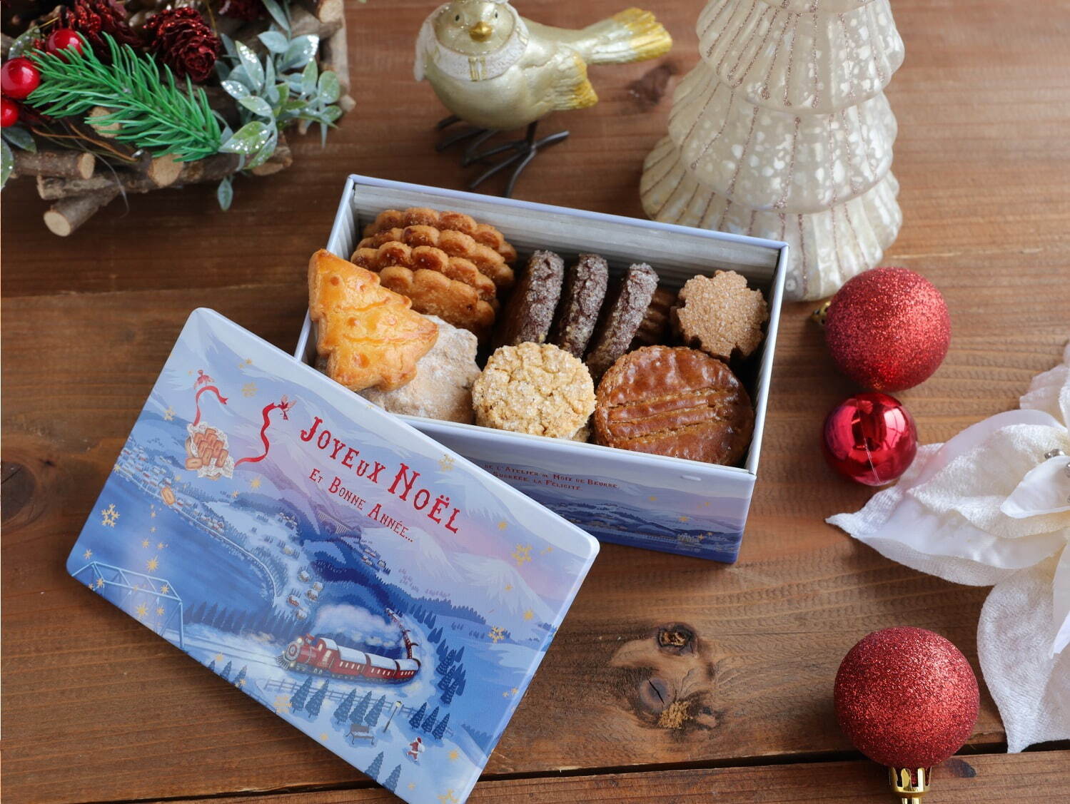 ノワ・ドゥ・ブールのクリスマス限定クッキー缶、絵本のような缶に7種