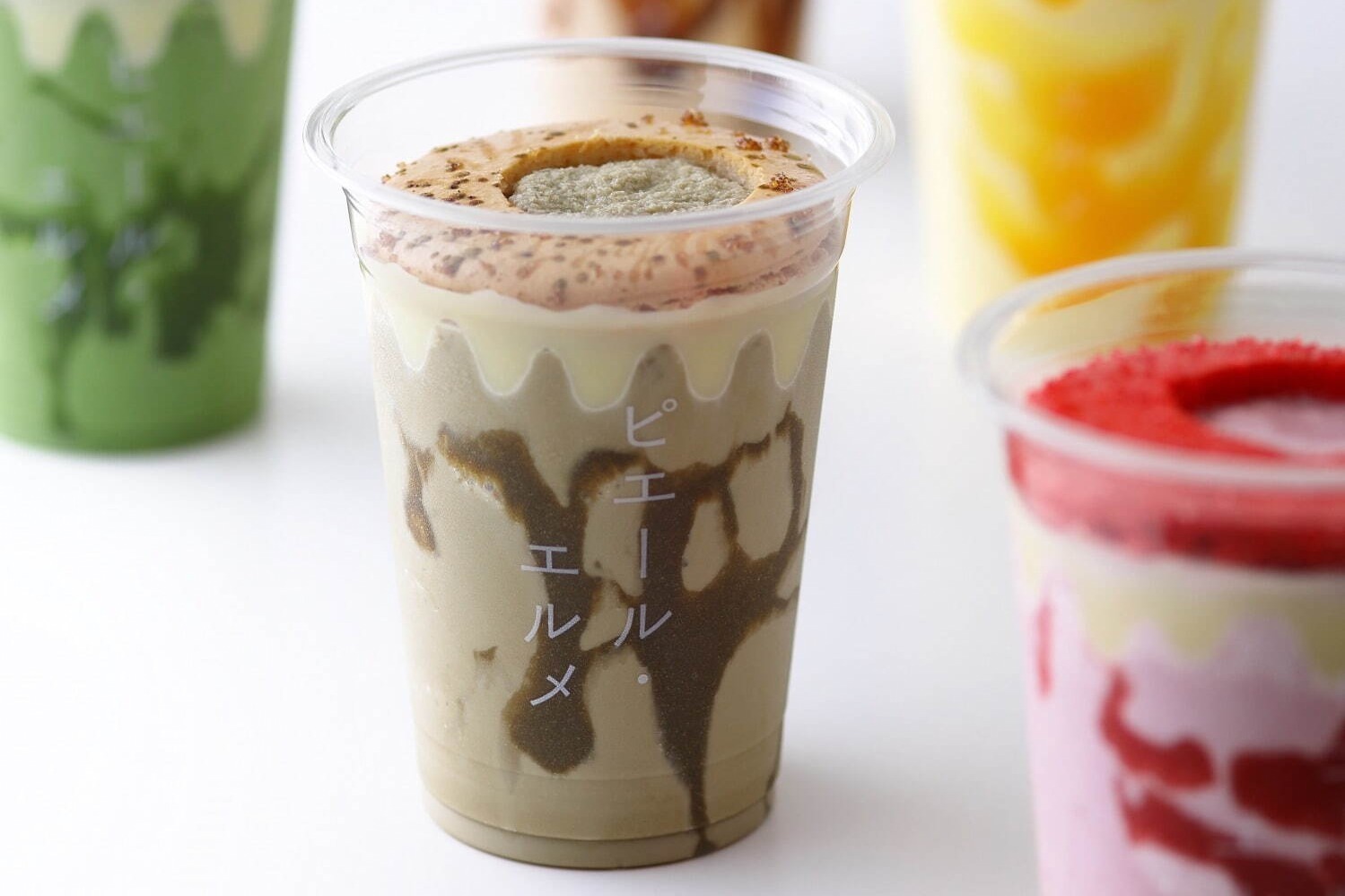 Made in ピエール・エルメ新作「マカフラ」ほうじ茶×ホワイトチョコドリンクにマカロン生地をオン