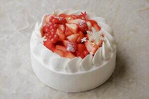 フォーシーズンズホテル京都、宝石のようにラズベリーが艶めく2025年クリスマスケーキ｜写真2