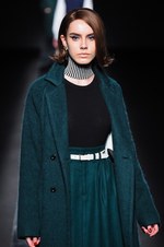 ムルーア 2014-15年秋冬コレクション ‐ 深みのあるカラーをクラシカルにまとって｜写真21