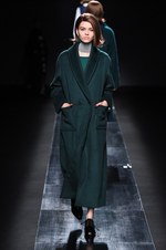 ムルーア 2014-15年秋冬コレクション ‐ 深みのあるカラーをクラシカルにまとって｜写真22