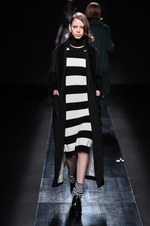 ムルーア 2014-15年秋冬コレクション ‐ 深みのあるカラーをクラシカルにまとって｜写真24