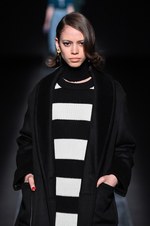 ムルーア 2014-15年秋冬コレクション ‐ 深みのあるカラーをクラシカルにまとって｜写真25