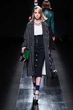 ムルーア 2014-15年秋冬コレクション ‐ 深みのあるカラーをクラシカルにまとって｜写真31