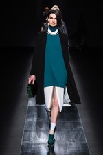 ムルーア 2014-15年秋冬コレクション ‐ 深みのあるカラーをクラシカルにまとって｜写真34