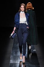 ムルーア 2014-15年秋冬コレクション ‐ 深みのあるカラーをクラシカルにまとって｜写真40