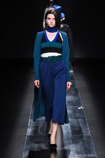 ムルーア 2014-15年秋冬コレクション ‐ 深みのあるカラーをクラシカルにまとって｜写真72