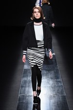 ムルーア 2014-15年秋冬コレクション ‐ 深みのあるカラーをクラシカルにまとって｜写真79