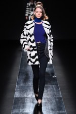 ムルーア 2014-15年秋冬コレクション ‐ 深みのあるカラーをクラシカルにまとって｜写真80