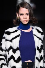 ムルーア 2014-15年秋冬コレクション ‐ 深みのあるカラーをクラシカルにまとって｜写真81