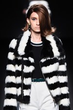 ムルーア 2014-15年秋冬コレクション ‐ 深みのあるカラーをクラシカルにまとって｜写真83