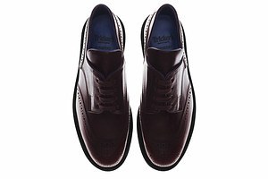 バーバリー×トリッカーズ、アウトドア用ラバーソール搭載のチェルシーブーツやダービーシューズ