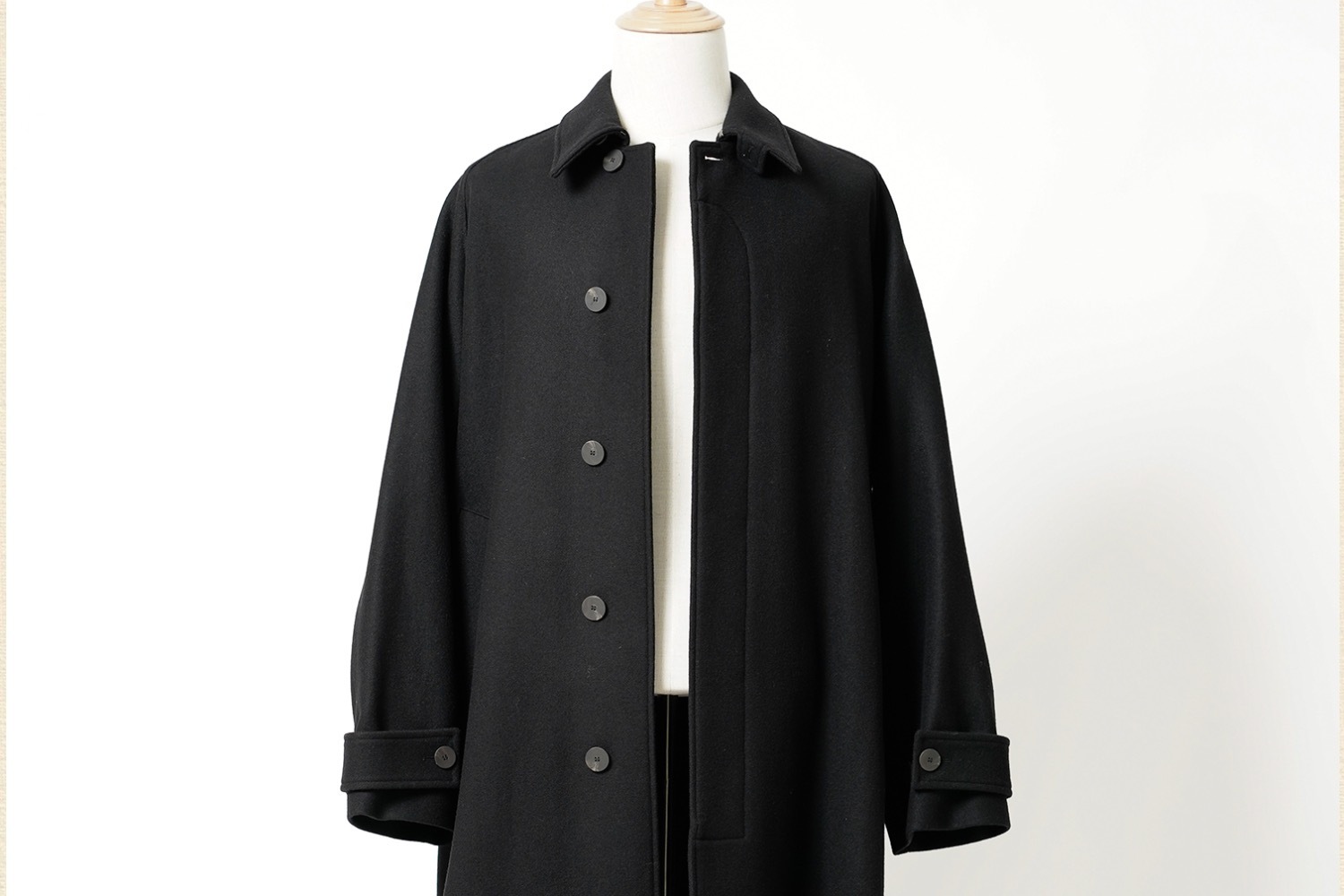 メルトン｜スタジオ ニコルソンのウィズム限定メルトンコート、ドライな素材感をミニマルな佇まいに