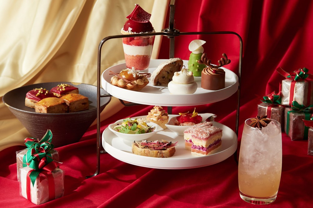 フォーシーズンズホテル東京大手町のクリスマスアフタヌーンティー、“雪の結晶”タルトやグラスデザート