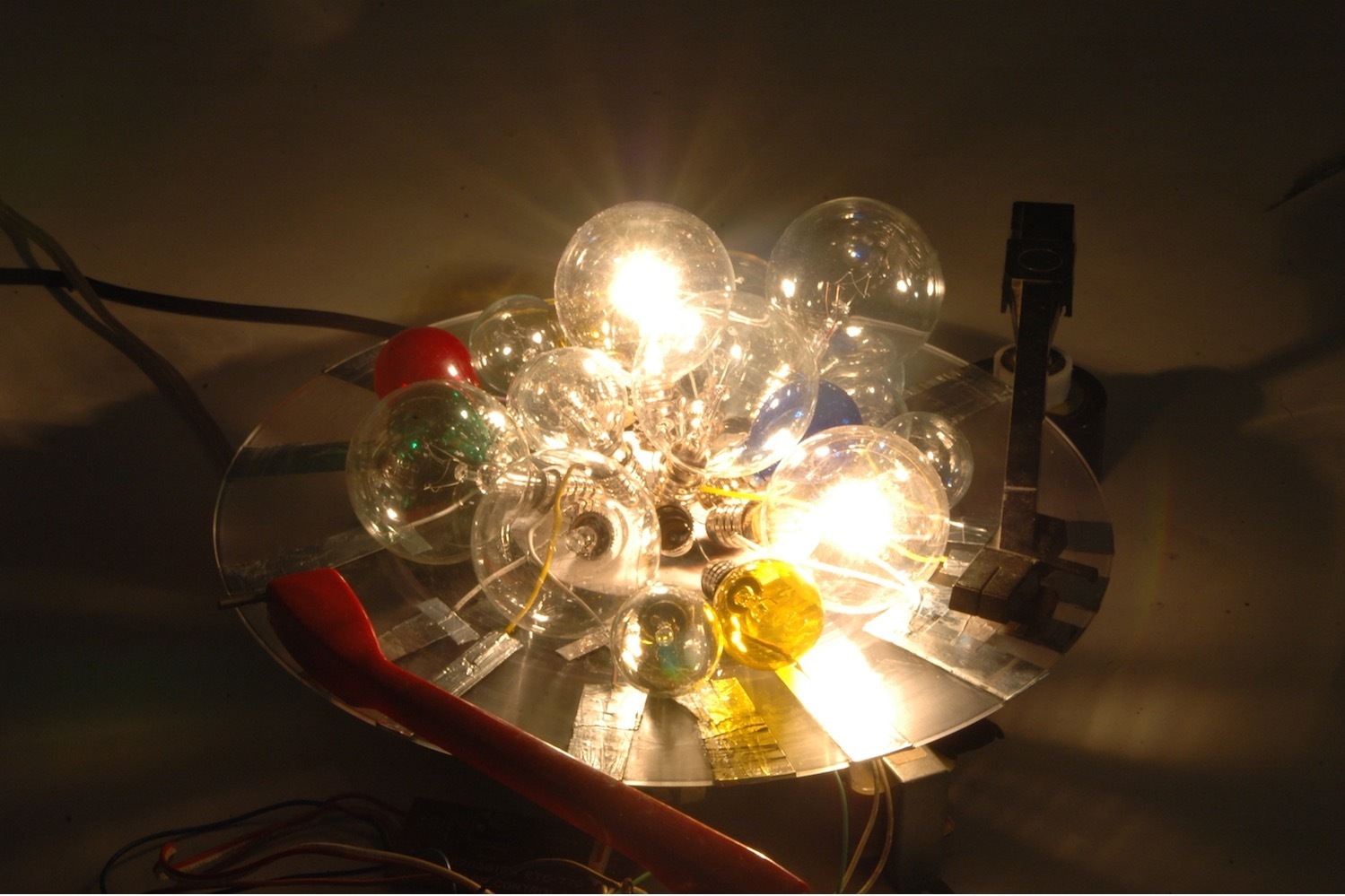 美術館｜“パフォーマンス公演”のような展覧会「梅田哲也展」ワタリウム美術館で - 美術館をツアー形式で紹介