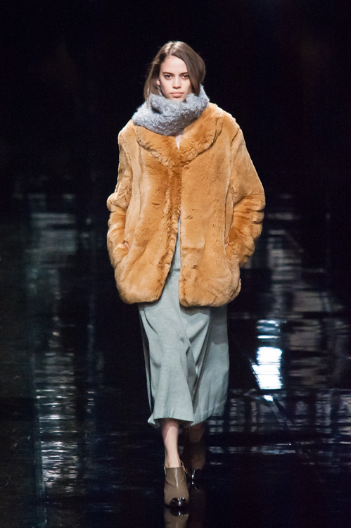 マーキュリーデュオ 14 15年秋冬コレクション イノセントにファーをまとって ファッションプレス