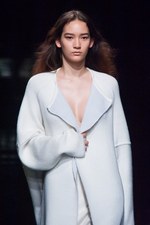 マーキュリーデュオ 2014-15年秋冬コレクション ‐ イノセントにファーをまとって｜写真2