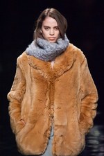 マーキュリーデュオ 2014-15年秋冬コレクション ‐ イノセントにファーをまとって｜写真10