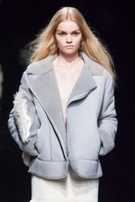 マーキュリーデュオ 2014-15年秋冬コレクション ‐ イノセントにファーをまとって｜写真12