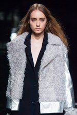 マーキュリーデュオ 2014-15年秋冬コレクション ‐ イノセントにファーをまとって｜写真21
