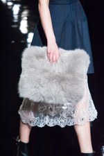 マーキュリーデュオ 2014-15年秋冬コレクション ‐ イノセントにファーをまとって｜写真26