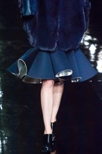 マーキュリーデュオ 2014-15年秋冬コレクション ‐ イノセントにファーをまとって｜写真53