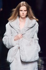 マーキュリーデュオ 2014-15年秋冬コレクション ‐ イノセントにファーをまとって｜写真59