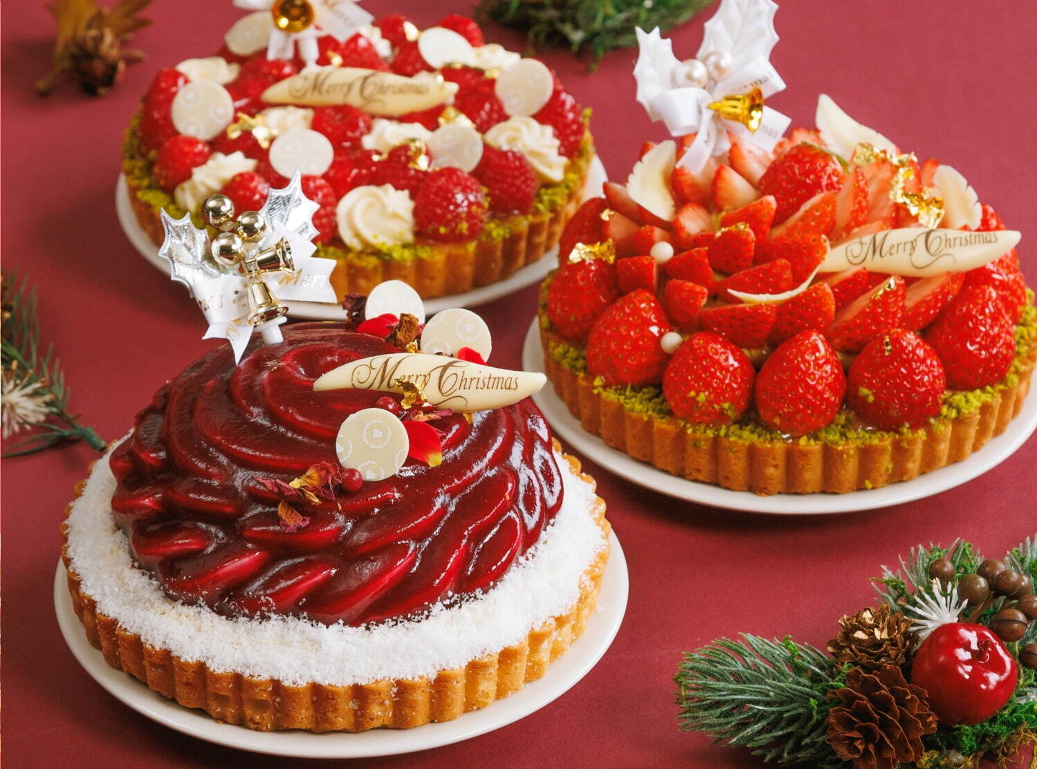サロン ベイクアンドティーのクリスマスケーキ2023、香り高いバラや苺×ピスタチオのタルト｜写真1
