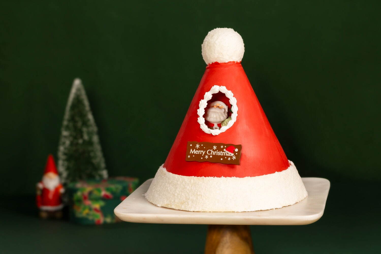 シェラトン・グランデ・トーキョーベイ・ホテルのクリスマスケーキ、“サンタ帽”をかぶったムースケーキ｜写真5