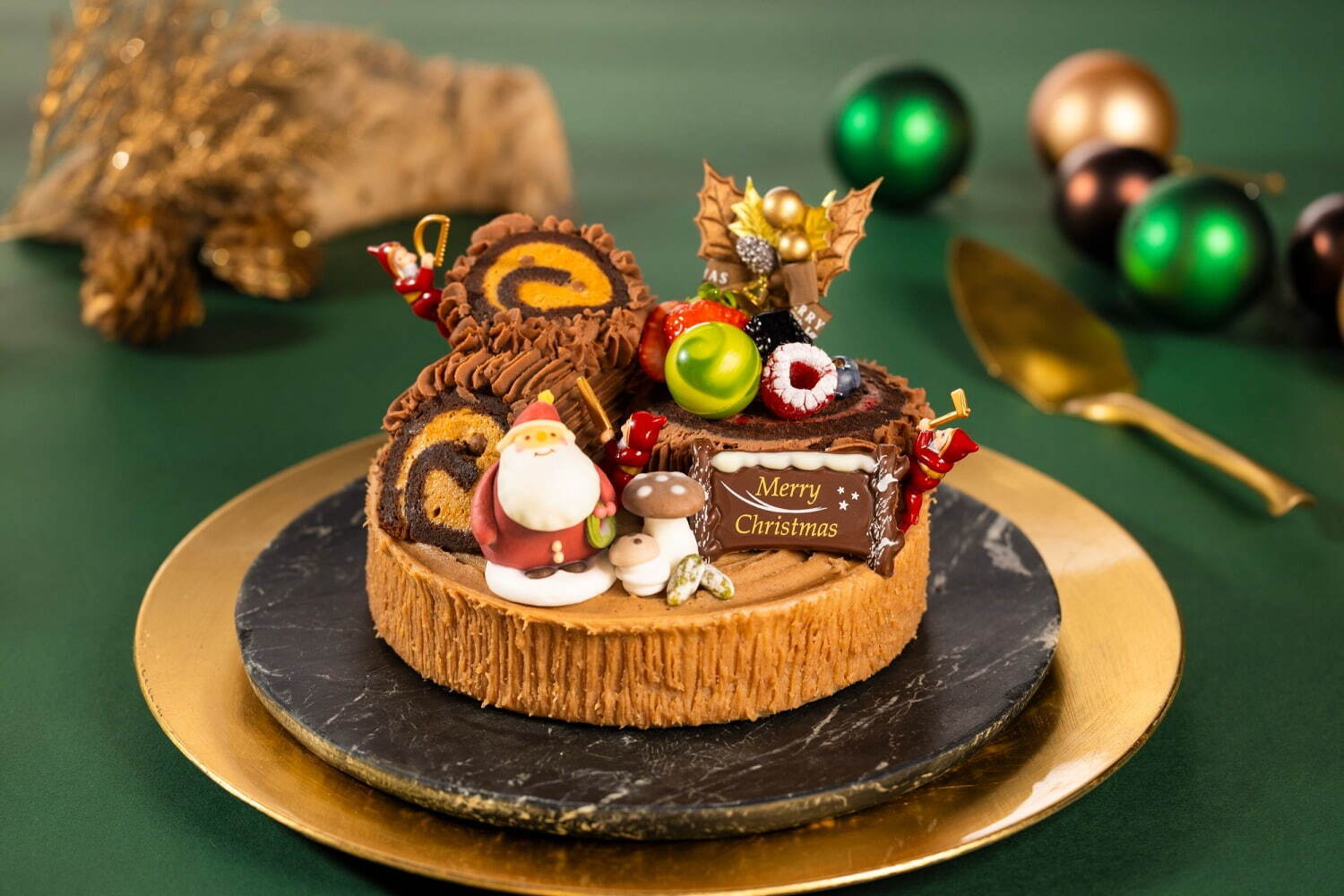 シェラトン・グランデ・トーキョーベイ・ホテルのクリスマスケーキ、“サンタ帽”をかぶったムースケーキ｜写真4
