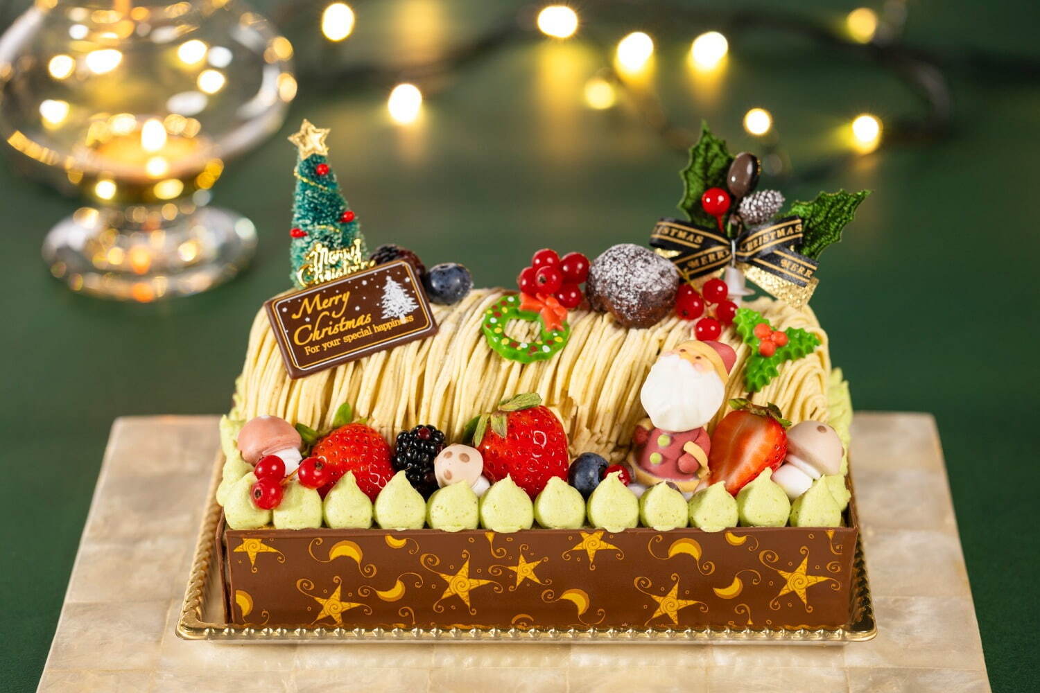 シェラトン・グランデ・トーキョーベイ・ホテルのクリスマスケーキ、“サンタ帽”をかぶったムースケーキ｜写真3
