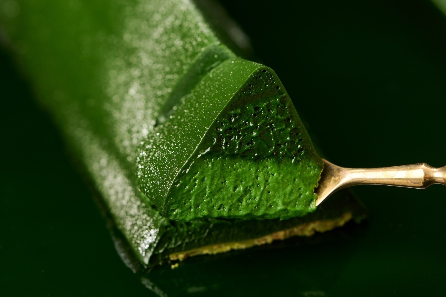 祇園辻利“極上の抹茶感”を味わう23年クリスマスケーキ、従来比3倍の濃厚抹茶ムースなど5層仕立て