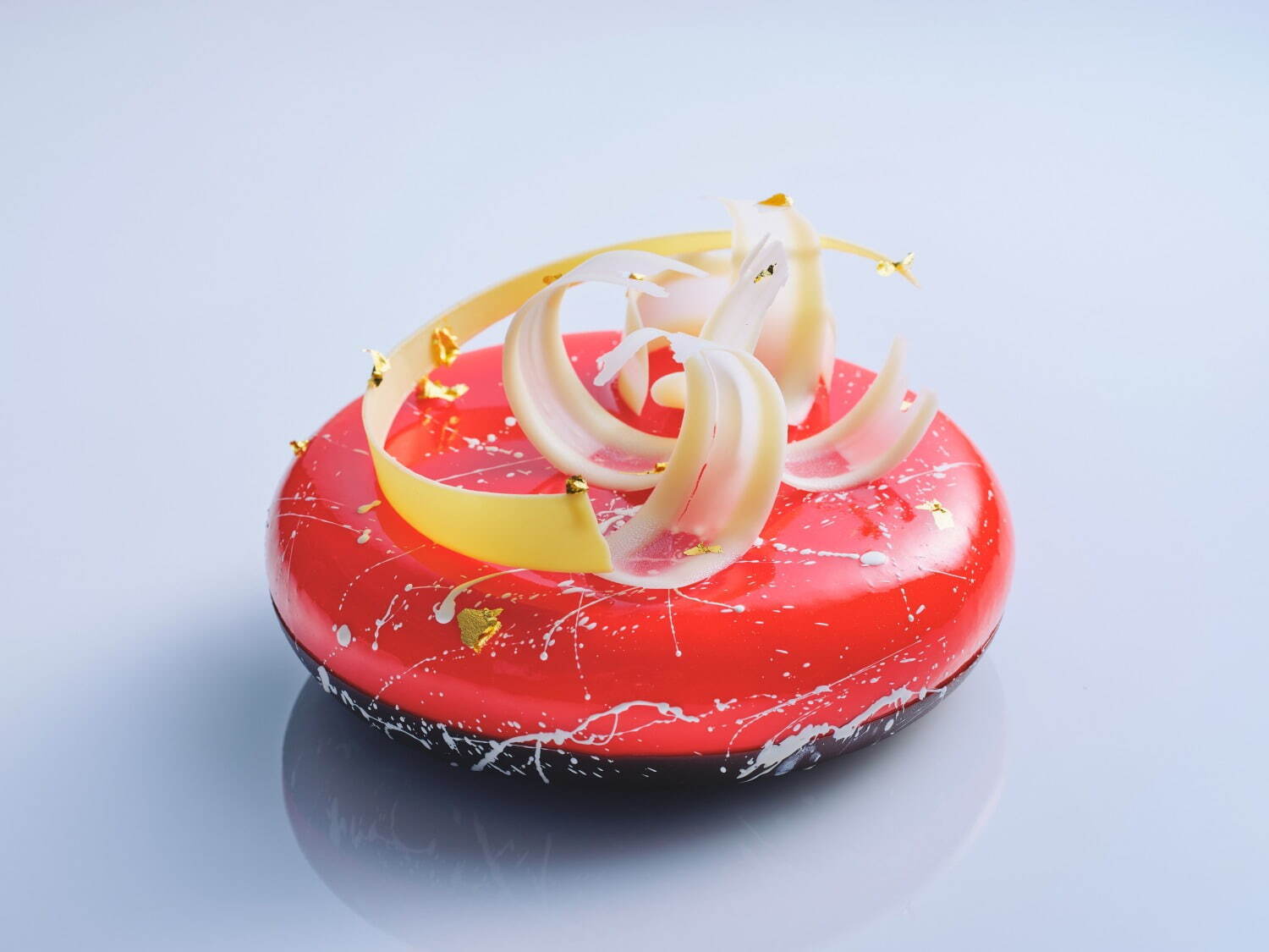 コンラッド大阪23年クリスマスケーキ、“惑星や流れ星の軌道”着想のピスタチオ×ベリーのムースケーキ｜写真2