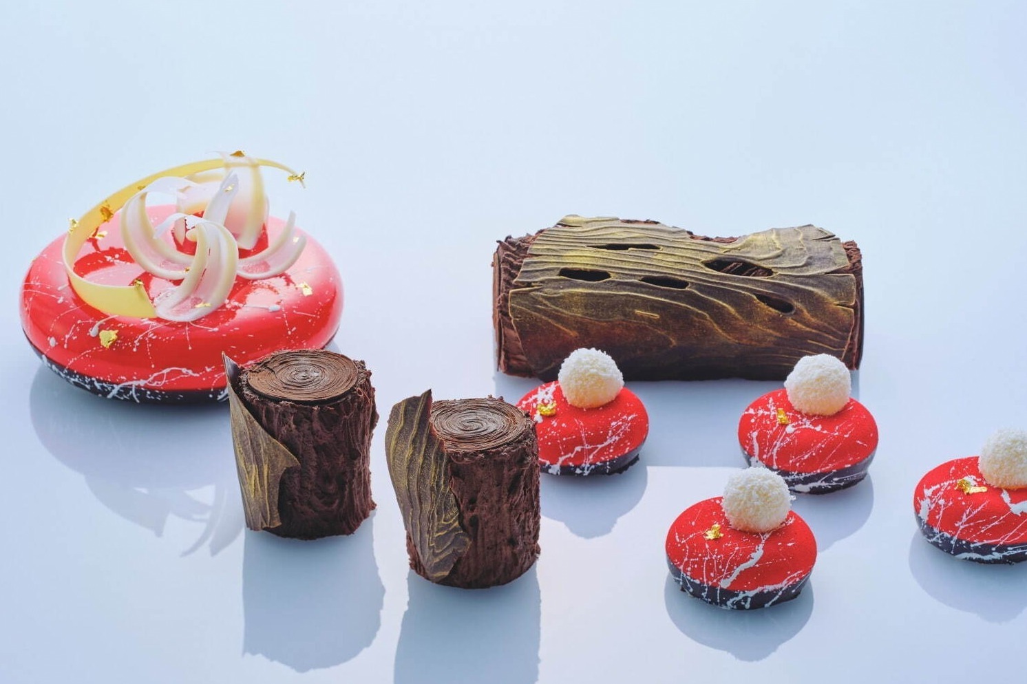 地球モチーフ｜コンラッド大阪23年クリスマスケーキ、“惑星や流れ星の軌道”着想のピスタチオ×ベリーのムースケーキ