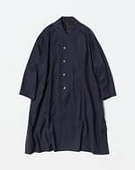 ザ・クラシックのトゥモローランド限定バルカラーポンチョ、ドレープ織りなすドーメルのファブリックを採用｜写真1