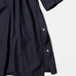 ザ・クラシックのトゥモローランド限定バルカラーポンチョ、ドレープ織りなすドーメルのファブリックを採用｜写真3