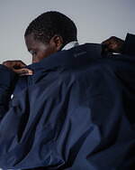 ナナミカとエディフィスのダウンジャケット、“ネイビーカラー”光電子ダウン×防水ゴアテックス素材で｜写真4