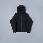 デサントの防風ダウンジャケット、フードをプラスしたトゥモローランド限定モデル｜写真1