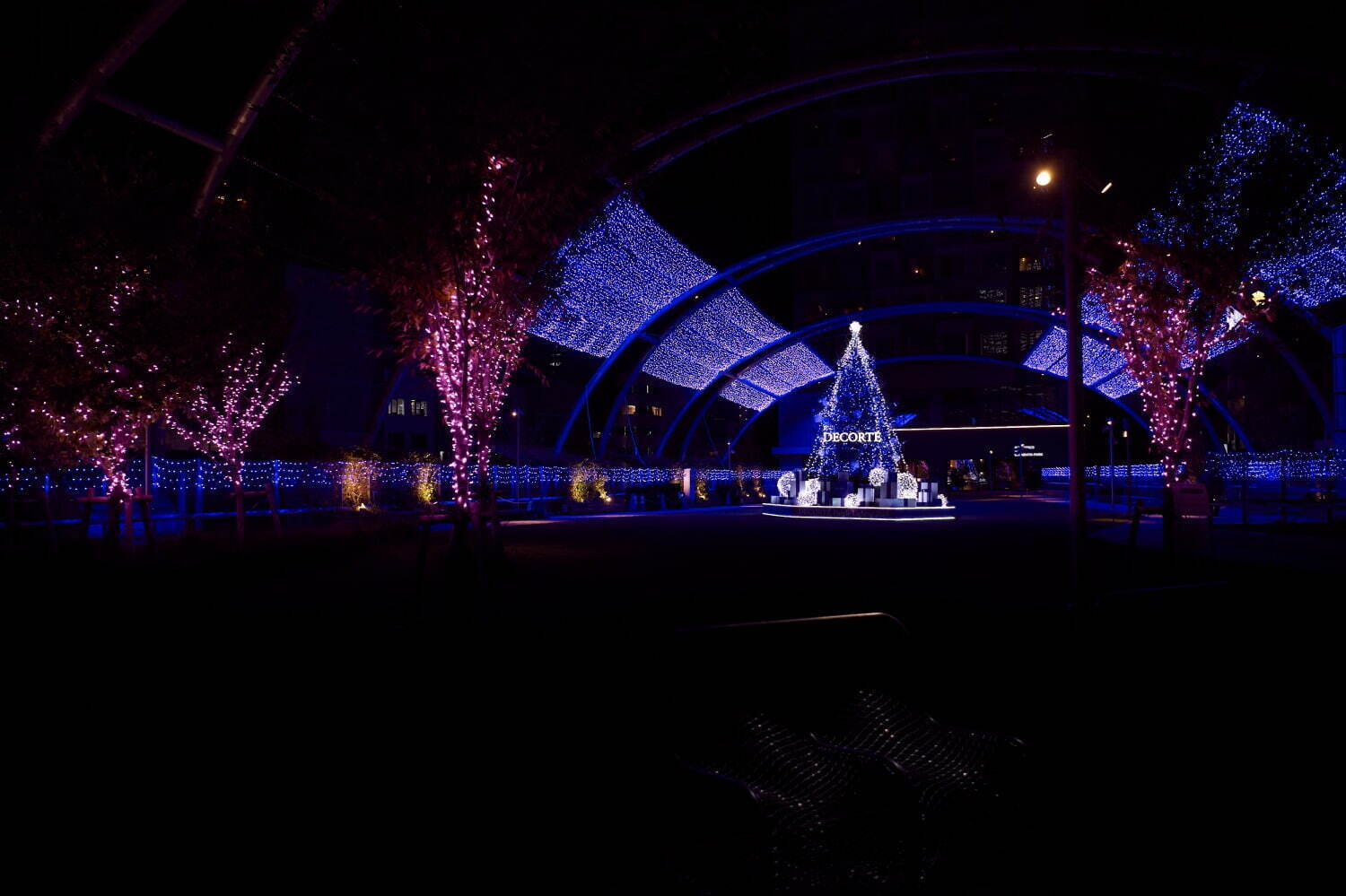 渋谷ミヤシタパークのクリスマスイルミネーション2023、“パープル”の光でライトアップ｜写真9