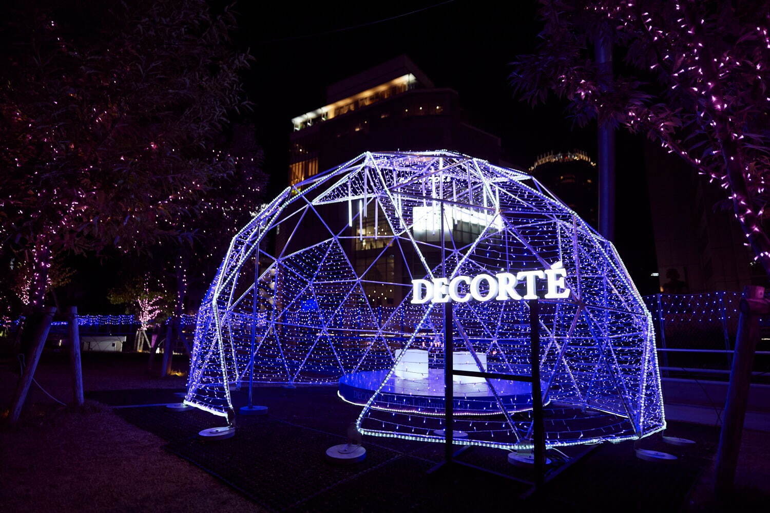 渋谷ミヤシタパークのクリスマスイルミネーション2023、“パープル”の光でライトアップ｜写真7