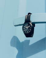 タイメックス×アンドワンダー“ブラック”腕時計、ブランドロゴ＆メッセージ入りソーラーウォッチ｜写真6