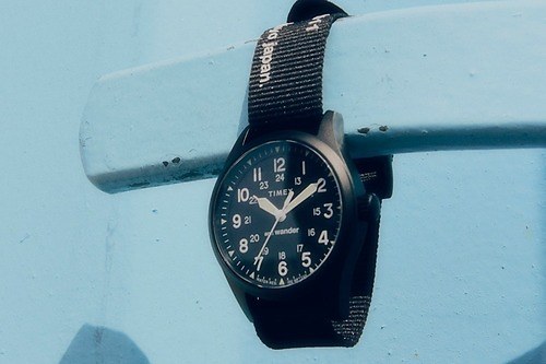 タイメックス×アンドワンダー“ブラック”腕時計、ブランドロゴ＆メッセージ入りソーラーウォッチ
