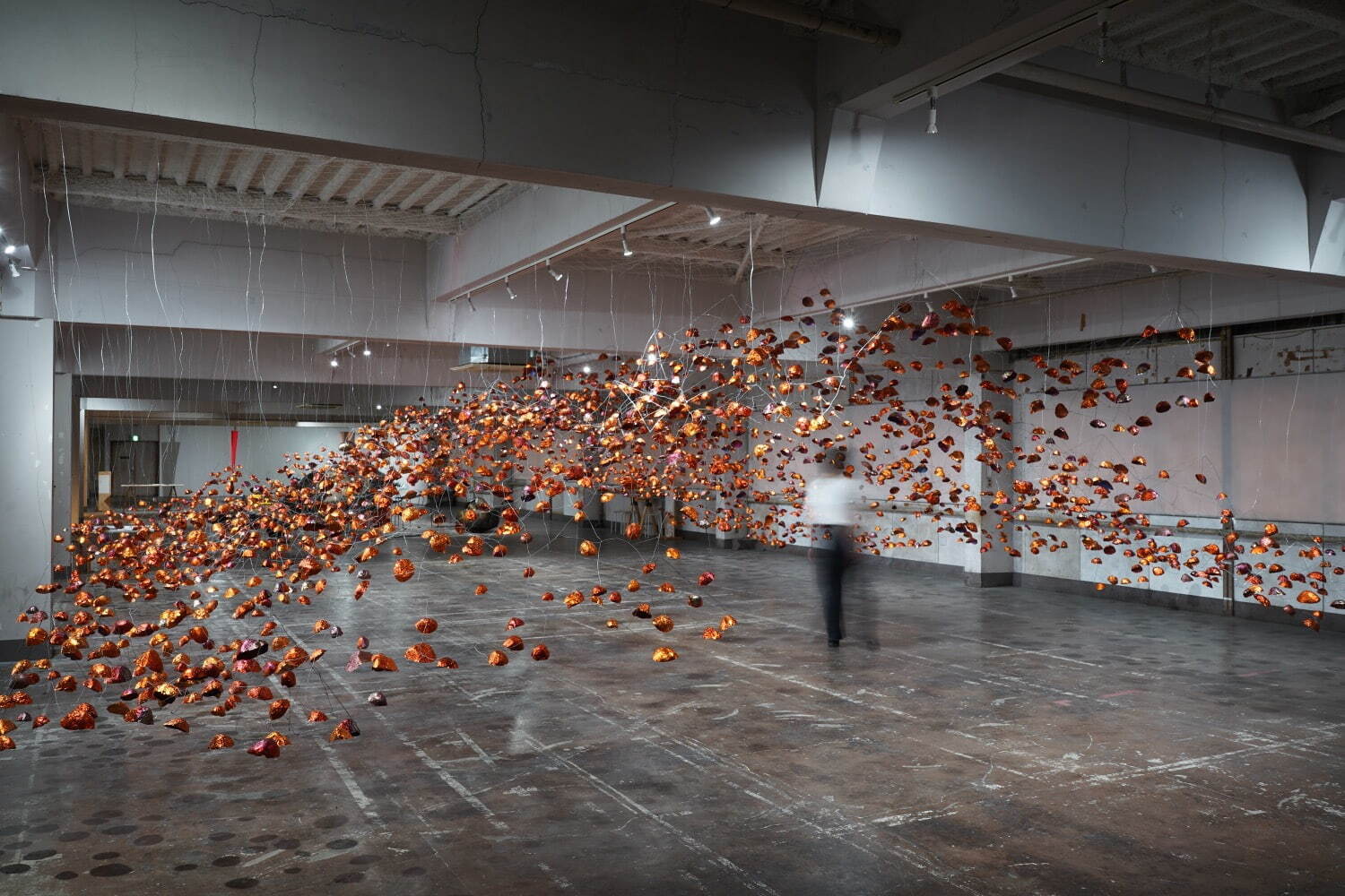 大西康明の個展がポーラ美術館で - “不在／存在の関係”銅箔を用いた大型インスタレーションを展開｜写真4