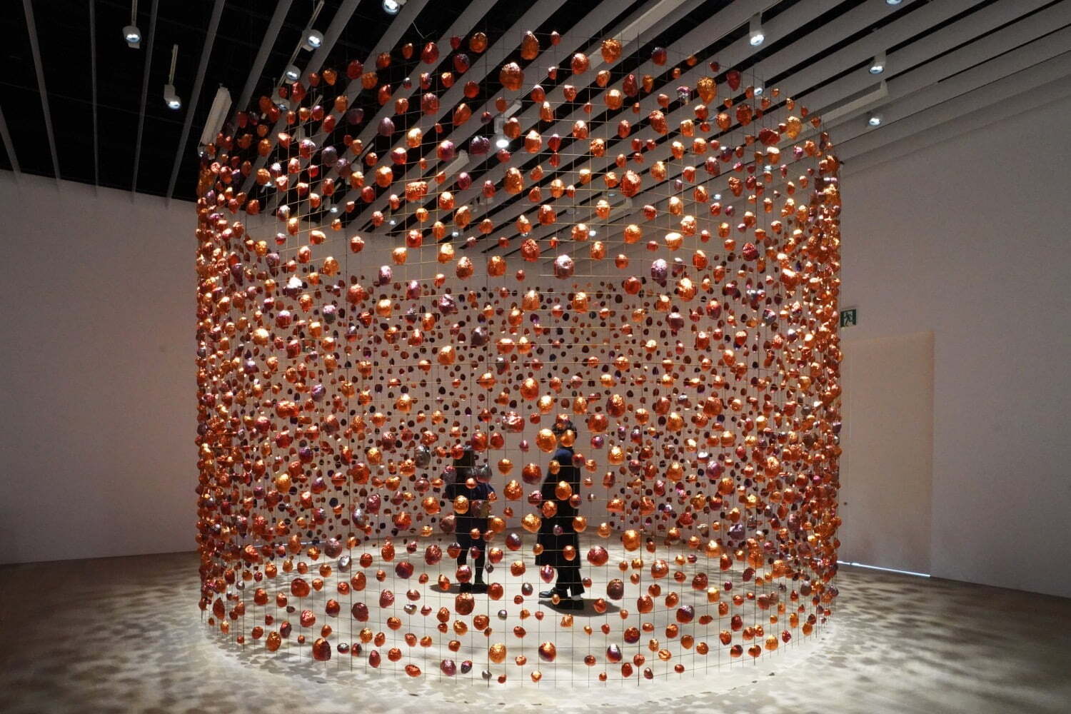 美術館｜大西康明の個展がポーラ美術館で - “不在／存在の関係”銅箔を用いた大型インスタレーションを展開