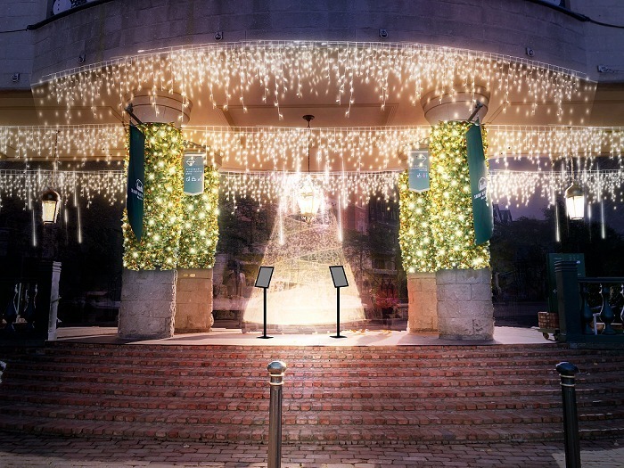 札幌「白い恋人パーク」の23年イルミネーション、“虹色”に輝くベル型の装飾＆カラフルなツリーなど｜写真1
