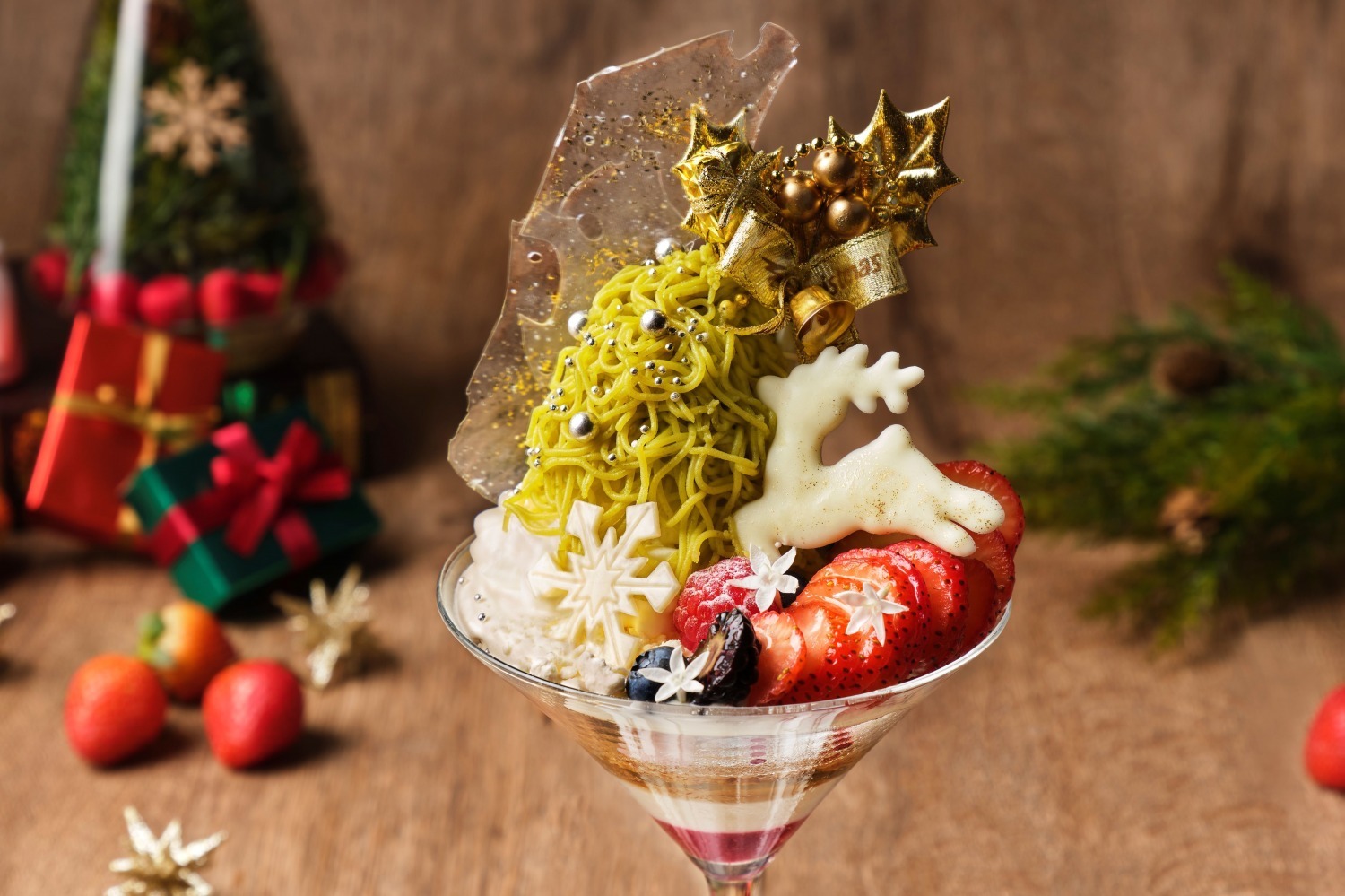 モンブラン｜クリスマス限定「生しぼりモンブランパフェ」苺など4種ベリー＆ピスタチオクリーム、伊勢山ヒルズほかで