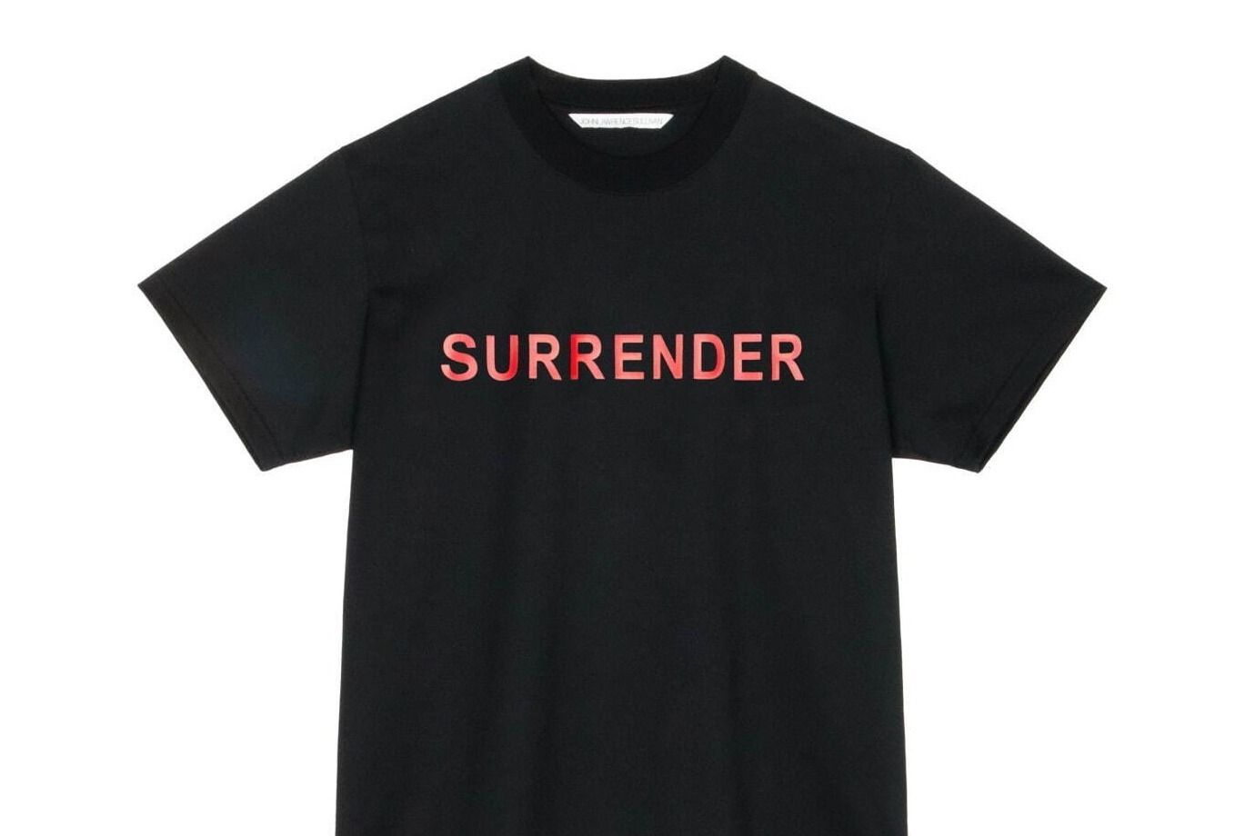 ジョン ローレンス サリバン新作、“何事にも屈しない”メッセージ入りTシャツ＆キャップ